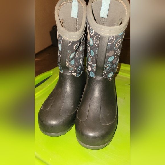 BOGS YOUTH SIZE 2 - Picture 4 of 5